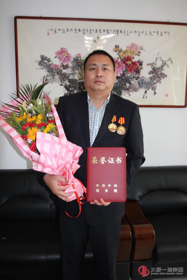 喜迎五一节鲜花送劳模集团公司领导看望全国劳模杨霖