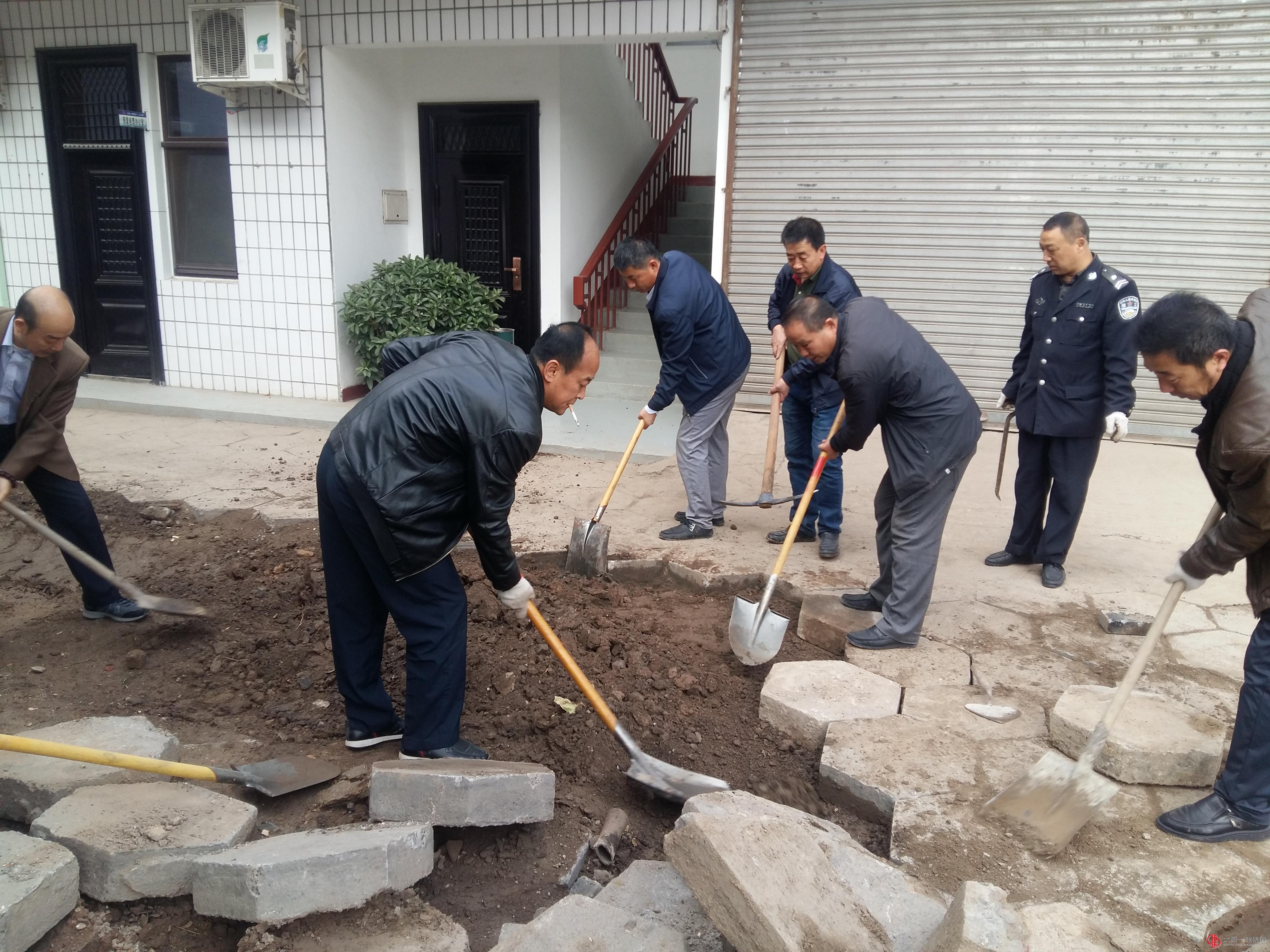 行政保卫部人员清运垃圾铺设地砖