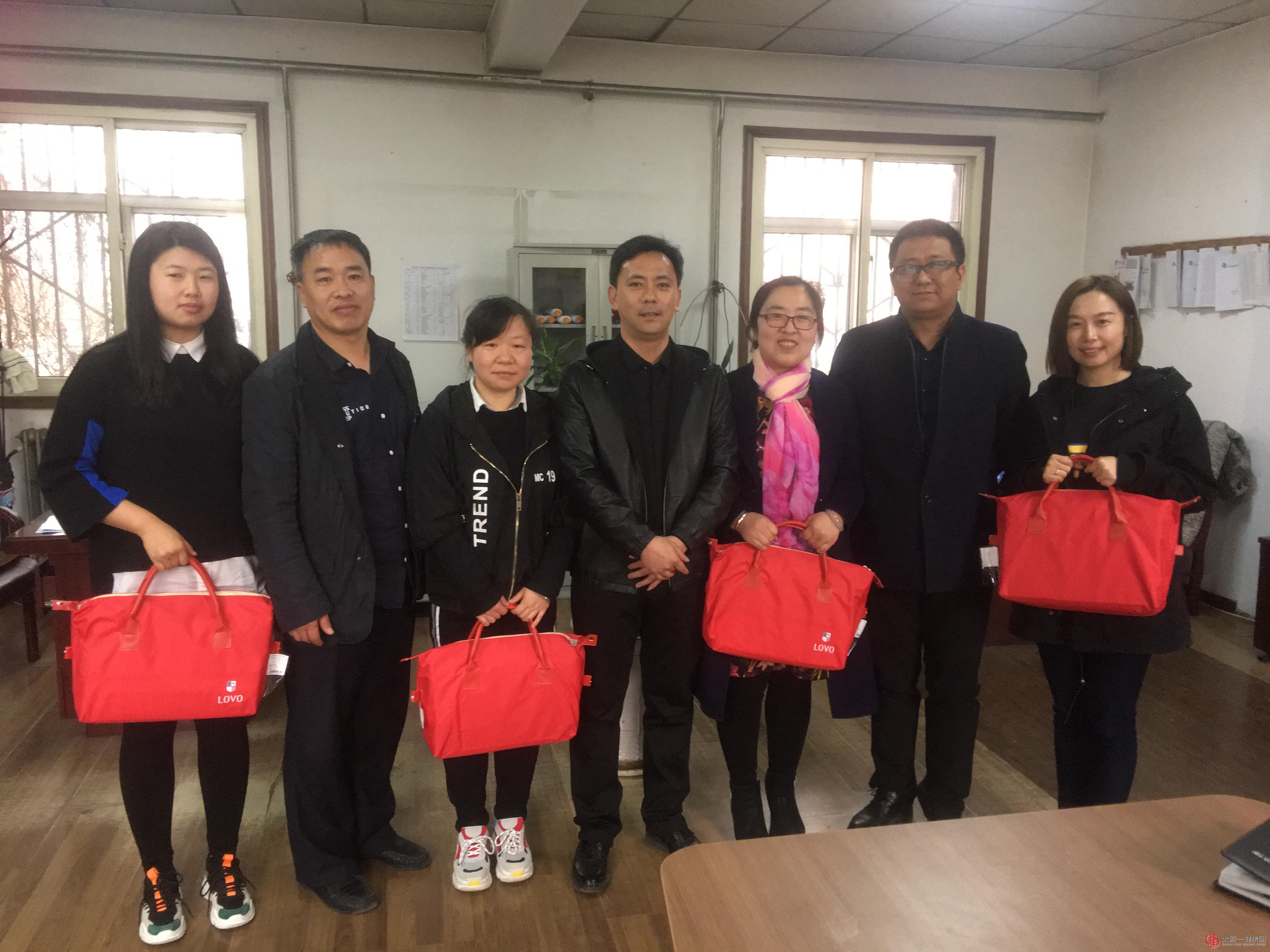 经营公司召开“三·八”节座谈会